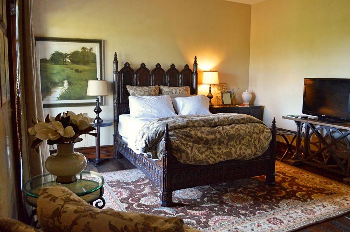 Queen bed with lamp and TV